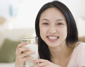 喝牛奶的美女
