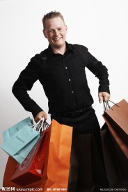 拎购物袋的男人