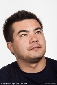 出神思考的帅哥