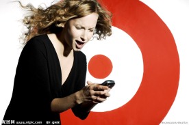 靶牌前看手机短信兴奋的美女