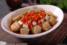 剁椒咸肉蒸臭豆腐