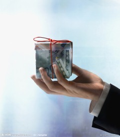 手拿欧元做成的礼盒