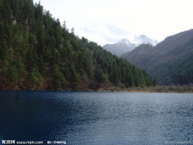 蓝色湖