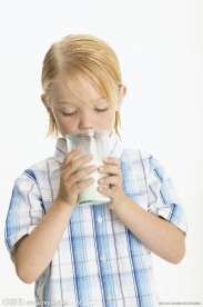 喝牛奶的小女孩