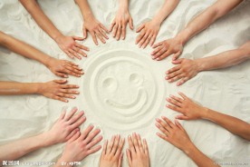 沙滩上围成圈的手掌