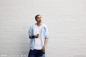 手拿手机若有所思的男孩