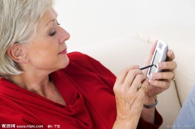 写短信的老年妇女