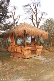 黄昏下的茅草屋