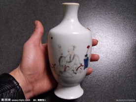 清雍正墨彩人物纹小瓶