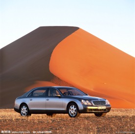 沙漠中的迈巴赫豪车