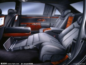 迈巴赫宽敞舒适后座位