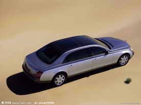 沙漠俯视迈巴赫