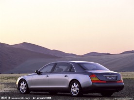 夕阳下的迈巴赫