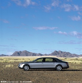 戈壁中的迈巴赫名车