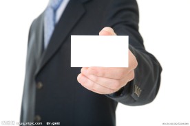 手拿空白名片的商务人物