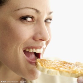 吃糕点早餐的女人