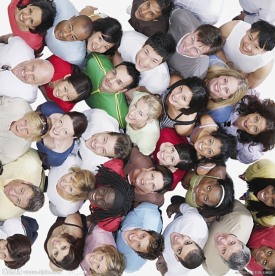 一起抬头向上看的人群