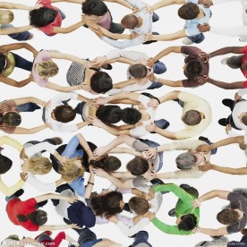 手搭在肩膀上的人群