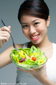 吃蔬菜的美女