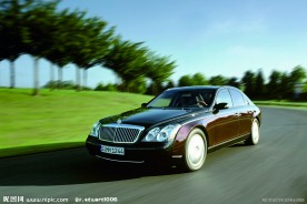 迈巴赫行驶在公路上