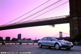 大桥下的迈巴赫