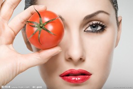 吃西红柿的美女