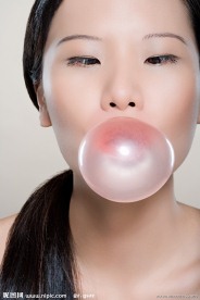 吹泡泡糖的美女