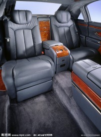 宽敞迈巴赫后座椅