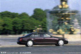 行驶中的迈巴赫