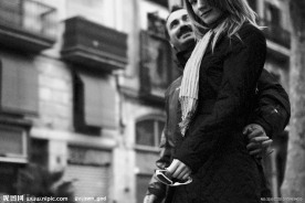 巴黎浪漫街头情侣