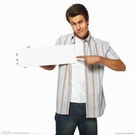 指着空白广告牌的帅哥