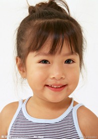 快乐微笑的小女孩