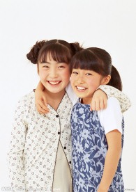 两个搂着灿烂微笑的小女孩小姐妹