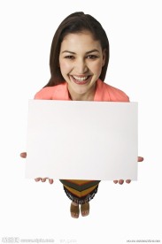 拿着空白广告牌的微笑商务美女