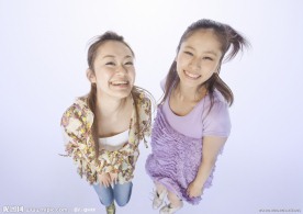 两个快乐的女大学生