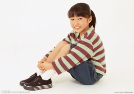 穿着校服的快乐小学生