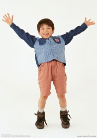 穿着校服的小学生