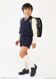 穿着校服背着书包的小学生