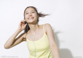 带着耳机听音乐的大学生