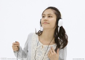 听音乐的女大学生