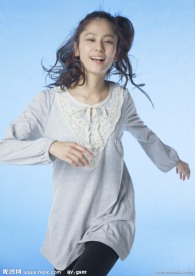 快乐踏步的女大学生