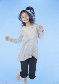 快乐跳跃的女大学生