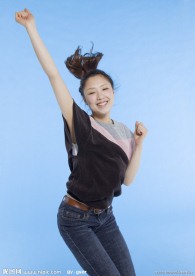跳跃的女大学生