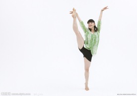 健身舞蹈的女大学生