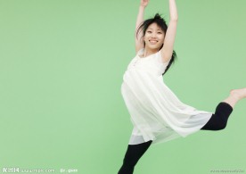 舞蹈的女大学生