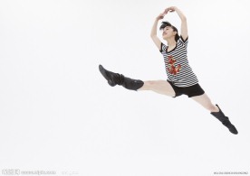 舞蹈跳跃的女大学生