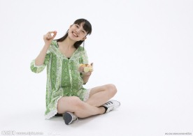 吃营养零食的女大学生