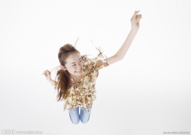 高兴跳跃的大学生