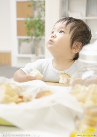 吃营养早餐的孩子