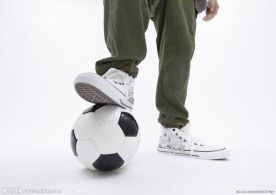 踢足球的大学生